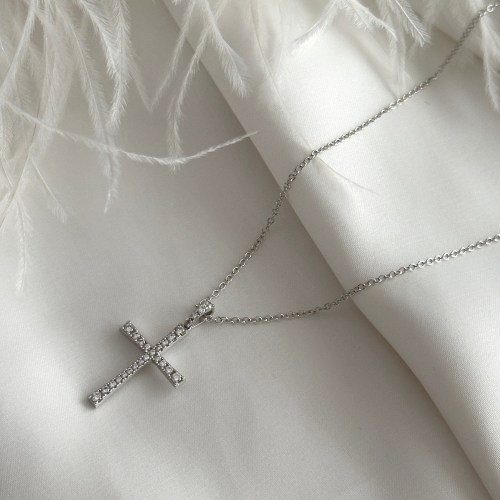 Asimetrična i elegantna ogrlica od belog zlata sa cirkonima