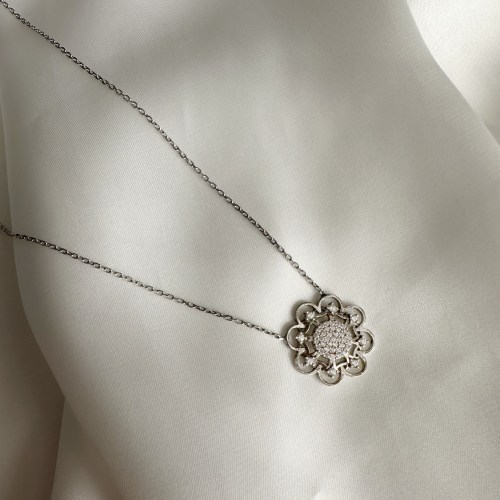 Elegantna srebrna ogrlica sa cirkonima